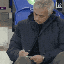 Mourinho Anotando GIF