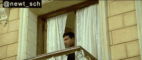 Mujhse Shaadi Karogi Akshay Kumar Sunny Looking At Rani Balcony Scene GIF