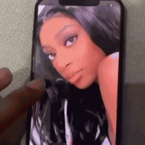 No Weave Or Makeup What She Looks Like On Photos GIF