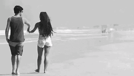Pareja En La Playa Diciendo Te Amo GIF
