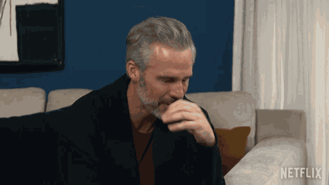 Sonrisa Forzada Limpiarse Las Lagrimas GIF