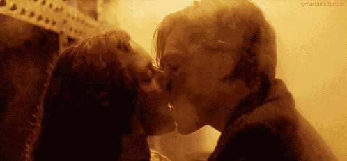 Titanic Kiss Jack And Rose Kiss GIF