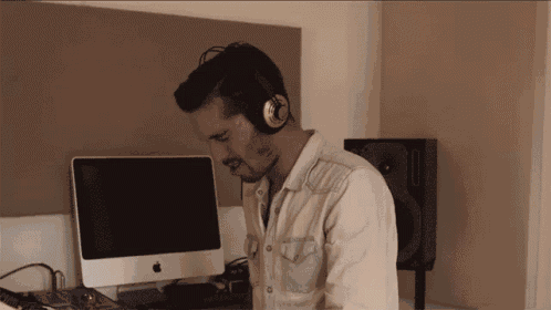 Tocando Musica Taburete GIF
