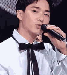 론 곽아론 노래 마이크 리본 뉴이스트 GIF