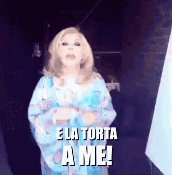 Uomini E Donne Buon Compleanno Tanti Auguri A Te Canzone E La Torta A Me Auguri Compleanno GIF