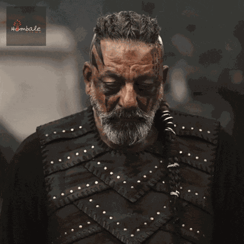 Upar Ki Taraf Ghoorna Adheera GIF