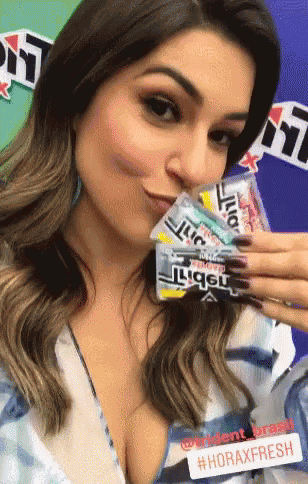 Vivian Amorim Kisses GIF